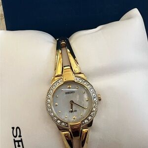 Seiko Solar Women’s Gold Tone Watch Swarovski Crystal Mother of Pearl SUP232 NWT